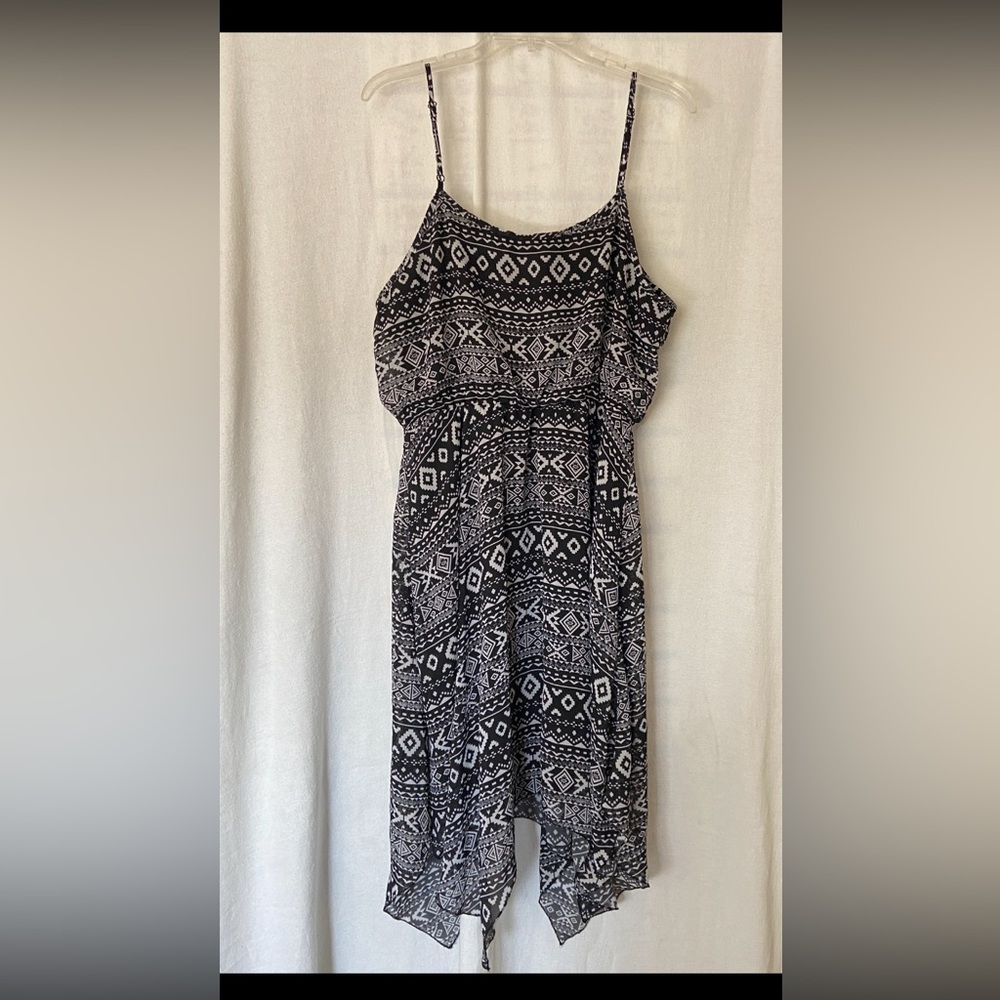 Spaghetti strap dress black and white bottom is zig zag
Size XL